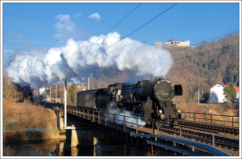 Wie bereits beim ersten Foto erwhnt, geht es fr 52.4984 bei diesen Fahrten in der ersten Jnnerwoche ab Mrzzuschlag immer als Lz weiter nach Knittelfeld. Die Aufnahme zeigt den Lz 17045 am 4.1.2008 bei der Querung der Mrz kurz vor Bruck an der Mur. An dieser Stelle einen recht herzlichen Dank an H. und P., den im Normalfall rollen hier die Zge nur mehr in den Bahnhof Bruck hinein. Aber da wir unseren letzten Standort vorher der Lokmannschaft mitgeteilt haben, kamen wir auch hier in den Genuss einer wunderschnen Dampffahne.