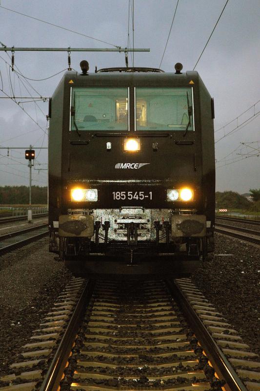 Wie bereits in der KW 37 und 38 wurde auch diese Woche ein zustzlicher Umlauf des LTE Containerzuges Duisburg-Graz-Duisburg in Verkehr gesetzt. Bei widrigsten Wetterbedingungen entstand am 29.9.2005 diese Aufnahme von der Ankunft des G 43937 in Kalsdorf  bespannt mit der Mitsui Rail Capital Europe (MRCE) 185 545