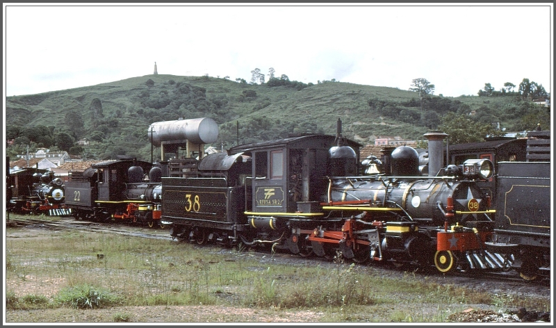 Wie die bestens gepflegte Lok 38 standen alle Loks in Sao Joao del Rei im Freien. Es bestand zwar ein riesiges Runddepot mit einer mittigen Drehscheibe, aber es war kein Dach mehr vorhanden.(Archiv 03/1979)