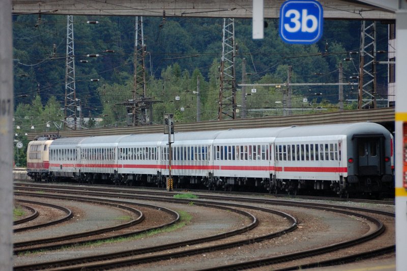 Wie durch einen Fensterrahmen... 103 245-7 mit D 1280 an Bahnsteig 3 in Kufstein/Tirol kurz vor der Abfahrt nach Mnchen. (23.08.2008)   