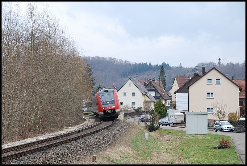 Wie ein Flugzeug ohne Flgel komt 612 079 als IRE 3230 nach Aalen auf mich zu. Aufgenommen am 04.04.08 in Itzelberg.