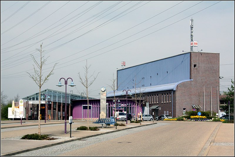 Wie ein großes Klavier -

Ansicht des Bahnhofsgebäude von Vaihingen (Enz). Das Gebäude erinnert formal an ein überdimensionales Klavier. 

12.04.2009 (M)