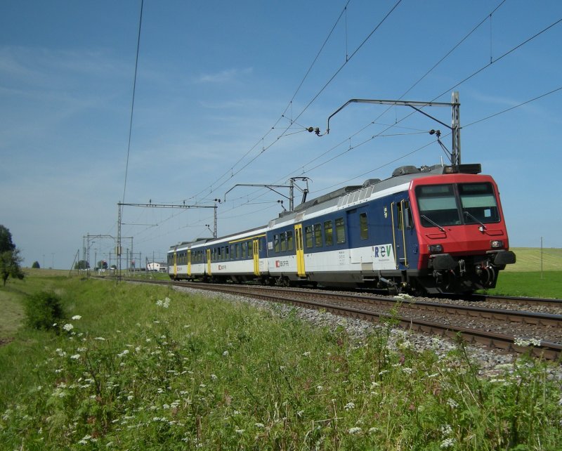 Wie Fotografenfreundlich die alte SBB-Fahrleitung ist, zeigt dieses Bild: da hat ein ganzer Regionalzug problemlos Platz, ohne dass ein Fahrleitungsmast strt. 
NPZ als Regionalzug Romont - Yverdon N 4533 bei Chnens am 19. Juni 2008