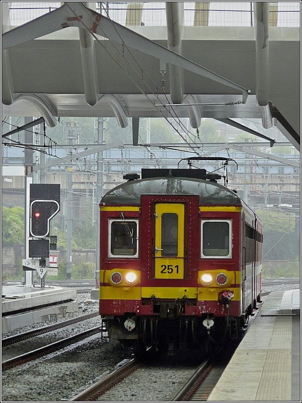 Wie frisch gewaschen sieht der Triebzug 251 aus, als er im str�menden Regen am 12.09.08 in den Bahnhof Li�ge Guillemins einf�hrt. (Jeanny) 