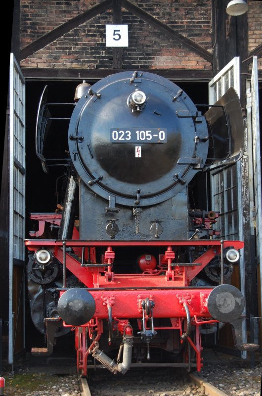 Wie herrlich und reibungslos hat sie bis zum Brand in Nrnberg ihr Nostalgieprogramm abgespult - die 23 105. Hier wieder in frischem Lack im Frontbereich im Heilbronner Museum am 20.10.07