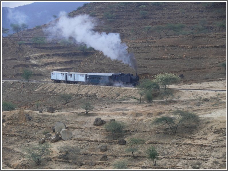 Wie Hinkelsteine von Asterix und Obelix liegen grosse Felsbrocken auf den terrassierten Bden. (31.10.2008)
Weitere Bilder zu ERITREA unter:http://cosmopolitan.startbilder.de/