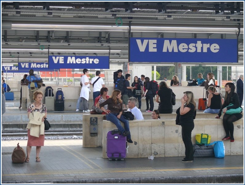 Wie immer in Italien wird die Eisenbahn rege benutzt und die Bahnsteige sind, wie hier in Venezia Mestre; immer gut besetzt.
(06.06.2009)