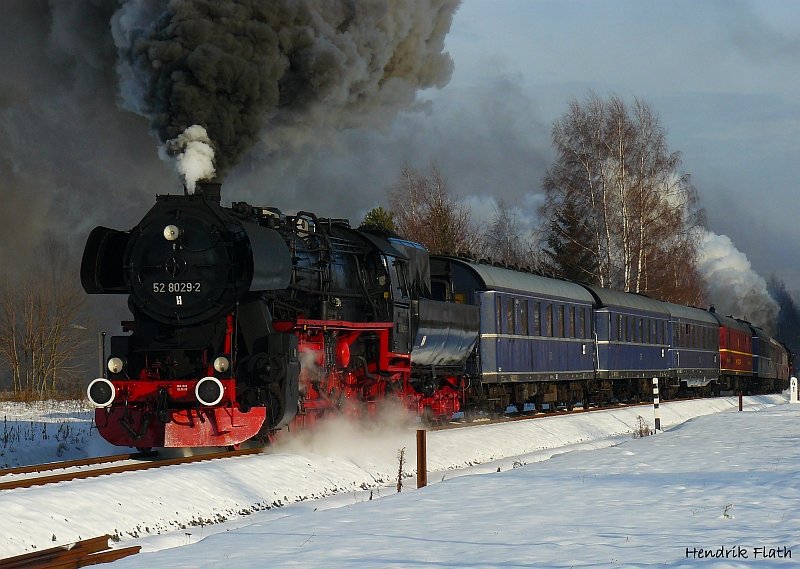 Wie jedes Jahr sind auch 2008 wieder mehrere Sonderzge zur Schwarzenberger Bergparade unterwegs gewesen. So auch 52 8029-2 und 52 8047-4 aus Nossen, die ab Chemnitz einen Sonderzug aus Berlin nach Schwarzenberg brachten. Wiesa, am 13.12.2008