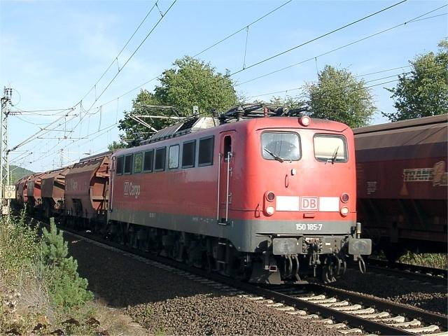 Wie lange noch auf Strecken zu sehen? 150 185-7 fhrt mit einem Gterzug in Richtung Bebra.