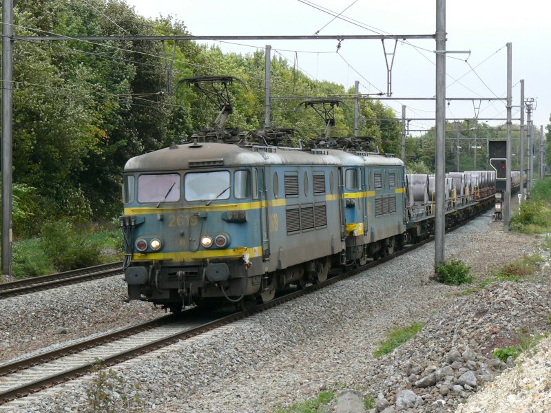 Wie lange werden sie noch im Einsatz sein ? SNCB-Loks 2619 und 2601 kommen mit einem Stahlrollenzug von Lige-Kinkempois. Aufgenommen am 03/10/2009 in Bassenge.