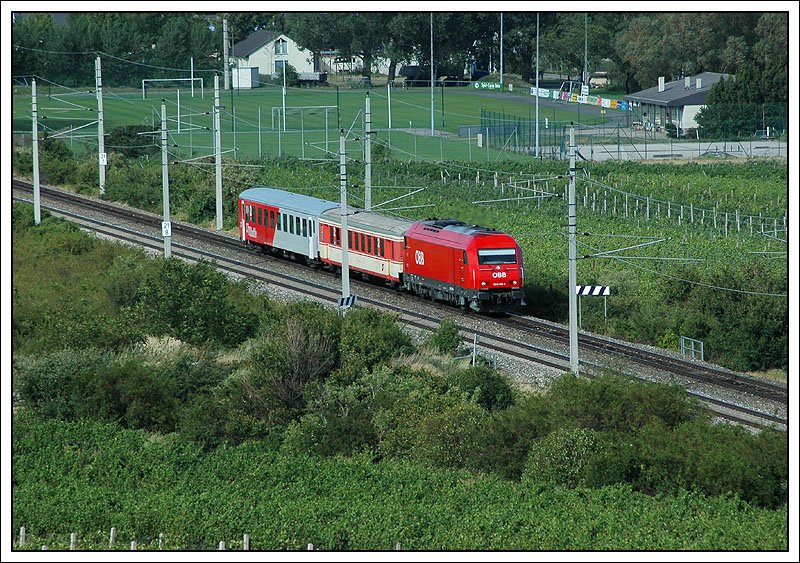Wie man sieht, geht es auch ohne die alten Schlierenwaggons nicht. 2016 097 mit dem REX 2795  Bucklige Welt  von Wien nach Oberwart, am 7.7.07 kurz vor der Durchfahrt des Busserltunnels zw. Gumpoldskirchen und Pfaffsttten. 