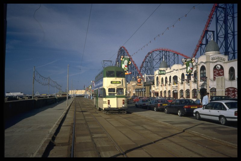 Wie man unschwer erkennen kann, hat Blackpool seinen Ruf als britische Spieler- und Vergngungsstadt nicht umsonst. Im Hintergrund steht die seinerzeit grte stationre Achterbahn Europas. Allerdings ist das Bild vom Wagen 723 der Blackpooler Strassenbahn auch schon 1996 entstanden. Hinweis: eingescanntes Dia