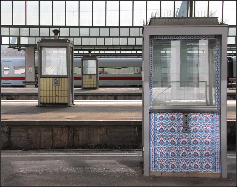 Wie Relikte aus alten Zeiten -

... die Sprechhäuschen auf den Bahnsteigen im Stuttgarter Hauptbahnhof. 

10.04.2009 (M)