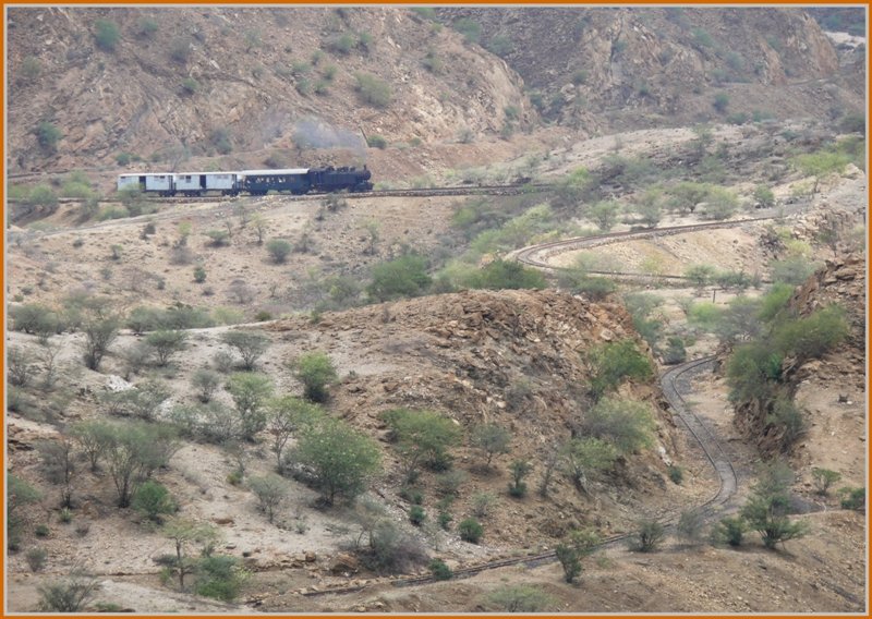 Wie eine Schlange windet sich die Trassee durch das trockene Land und ber den ersten Gebirgszug vor Darnas. (30.10.2008)