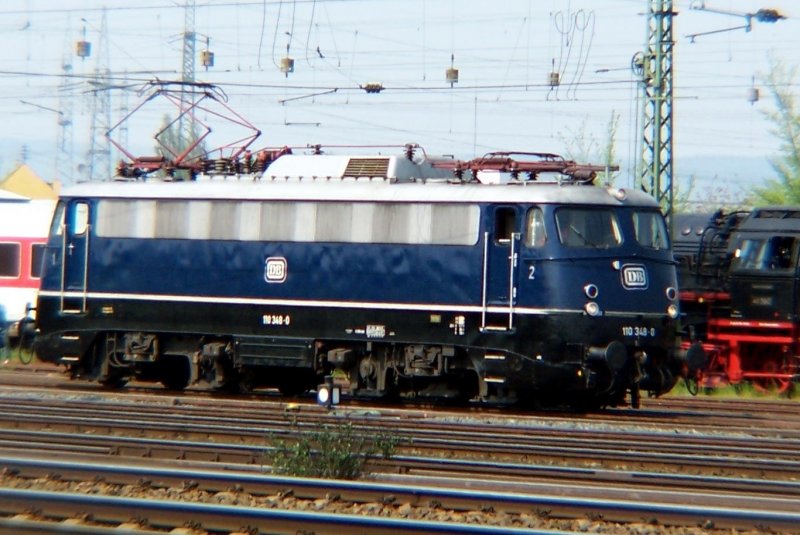 Wie schn eine E 10.3 aussehen kann, beweist auch dieses Bild. Hier die 110 348 auf den Gleisen des Bw Koblenz-Ltzel im Sommer 2005. Auch diese Aufnahme ist  mitgezogen 