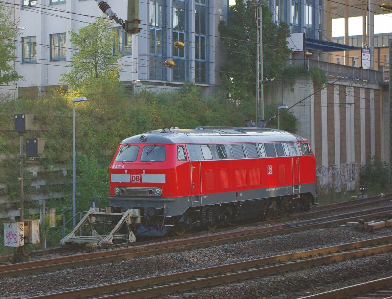 Wie sch�n es ist, in einem IC-Wagen zu reisen, bei dem man noch die Fenster aufmachen kann. So kann man auf der Fahrt noch den einen oder anderen Schnappschuss ergattern. Hier die 218 812-6 welche mit einer ICE-Kupplung ausger�stet ist, um den Liegenbleibern zur Hilfe zu eilen. Sie steht an der Norausfahrt vom Bahnhof Kassel Wilhelmsh�he. Aufgenommen am 19.09.2009.
