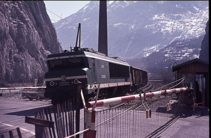 wie schon an einem anderen Bild er�rtert war das �berqueren der Stromschienen Bahnstrecke nicht ungef�hrlich,wenn man bedenkt das hier die Passstra�e nach Modane die Strecke quert ein nicht unbetr�chtliches Risiko, heute wahrscheinlich nicht mehr zu machen.