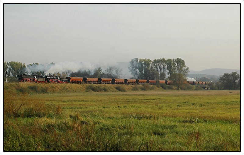 Wie schon erwhnt bekam der Zug ab Bad Salzungen durch 52 8075 nochmals untersttzung. Die Aufnahme entstand kurz nach Bad Salzungen. 44 1486 an der Spitze und dahinter 52 8079 mit dem 2570 Tonnen schweren Kiesplanzug von Immelborn nach Eisenach Gbf.