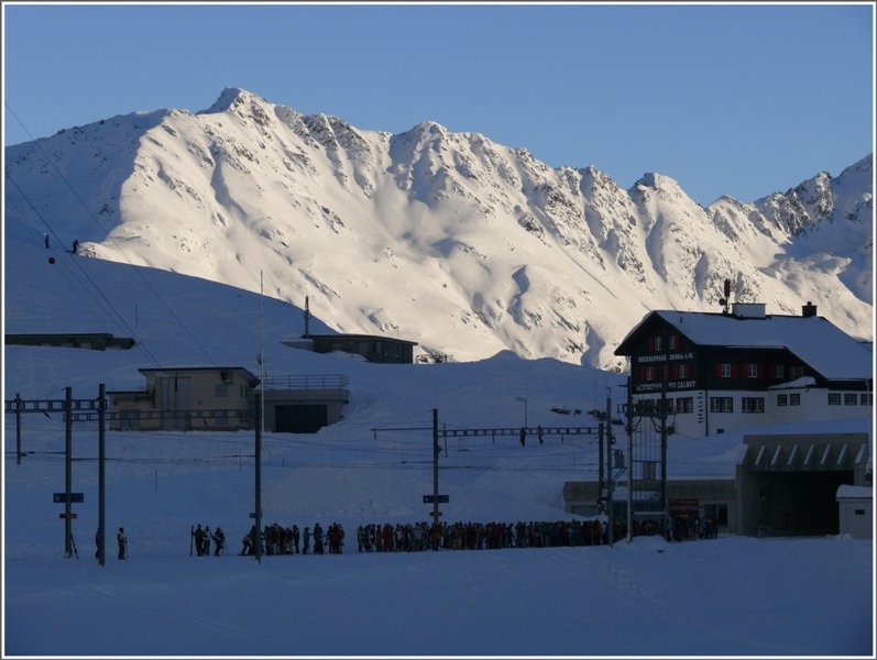 Wie schon erwhnt wartet die grosse Mehrheit lieber auf dem eisig kalten Bahnsteig in Oberalppass auf den nchsten Zug nach Ntschen. (10.01.2009 15.50Uhr)