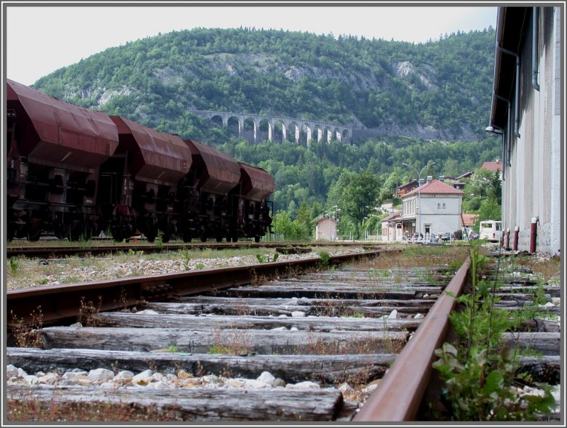 Wie so mancherorts ist die fr heutige Zeiten vllig berdimensionierte Bahnhofanlage von Morez in einen Dornrschenschlaf verfallen. Ausser einigen Schotterwagen zieren keine weiteren Fahrzeuge die rostigen Geleise. (05.06.2007)