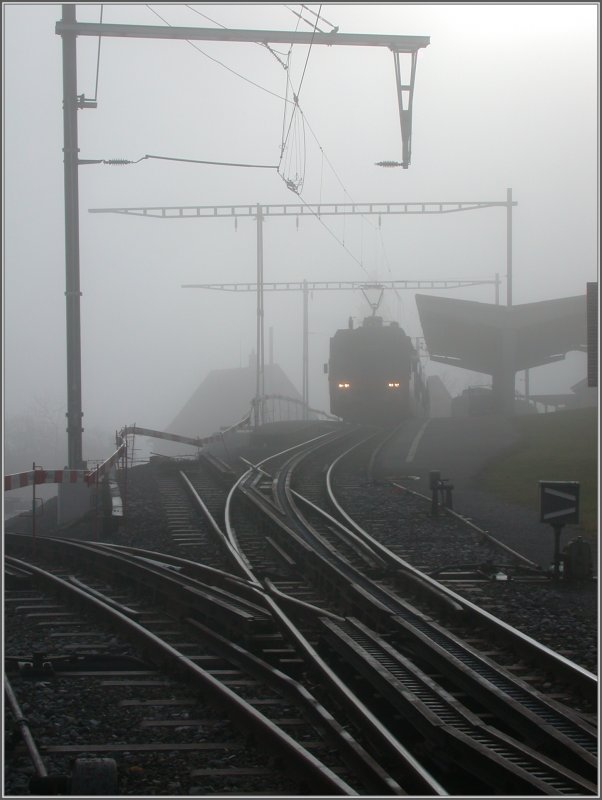 Wie so oft liegt Heiden wieder einmal an der Nebelgrenze. Wegen des Depotneubaus fhren die zwei Zahnstangenweichen momentan ins Niergendwo. Dem BDeh 3/6 bleibt einzig das Gleis 1. (15.01.2007)