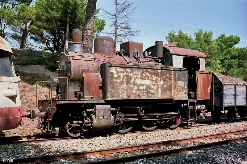 Wie so viele Bahnhfe an den FdS-Strecken hat auch Macomer seine Schrottlokomotive. Hier handelt es sich um eine von sieben Lokomotiven (vermutlich Nr. 4), die  Breda 1914 an die Ferrovie Complementari della Sardegna (FCS) geliefert hat (12. September 1989).