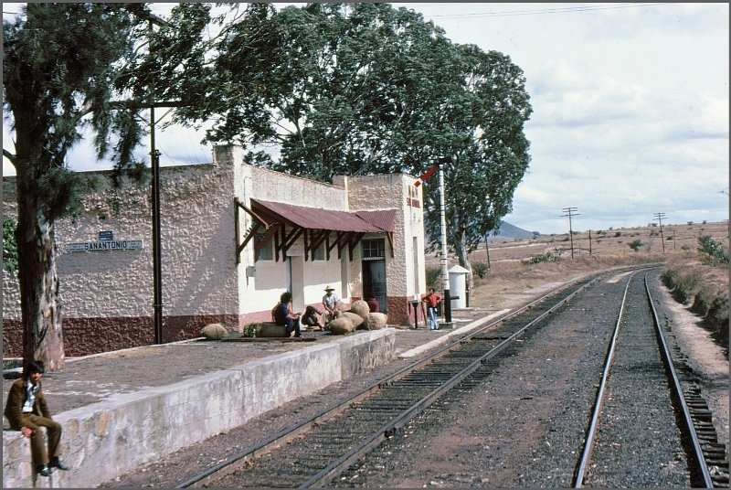 Wie in so vielen Lndern gibts auch in Mexico mindestens ein SanAntonio. Die Indios warten mit Sack und Pack auf einen Zug in die Gegenrichtung. (Archiv 02/77)