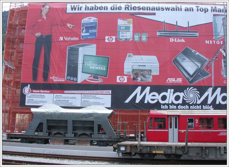 Wie eine Spielzeugeisenbahn wirkt die RhB in Chur vor dem Neubau  Alex , der mit einer riesigen Werbefolie verpackt wurde.
(16.05.2007)