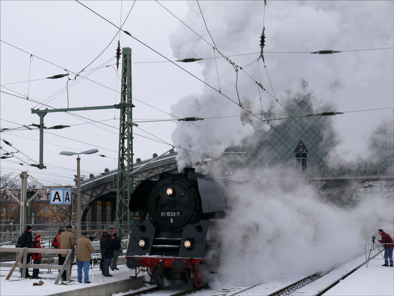 Wie tglich whrend der Sonderfahrtwoche ist auch am 18. Februar 2009 die 01 1533 am Morgen mit dem OSE-Sonderzug aus Lbau nach Dresden-Neustadt gekommen, um dann die Reise nach Zittau zu unternehmen.
