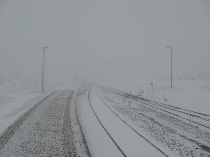 Wie �blich, der Brockenbahnhof steckte auch am 2.2.2008 im dichten Nebel. Zu meiner Freude hatte es den Abend zuvor noch einmal geschneit, aber dazu kamen dann noch Temperaturen von minus 8�C und Wnd mit Orkanst�rke.