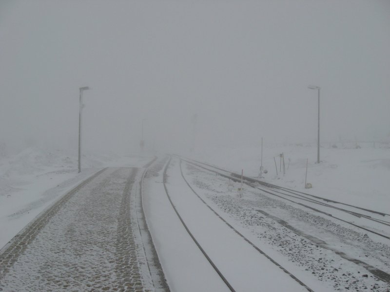 Wie blich, der Brockenbahnhof steckte auch am 2.2.2008 im dichten Nebel. Zu meiner Freude hatte es den Abend zuvor noch einmal geschneit, aber dazu kamen dann noch Temperaturen von minus 8C und Wnd mit Orkanstrke.