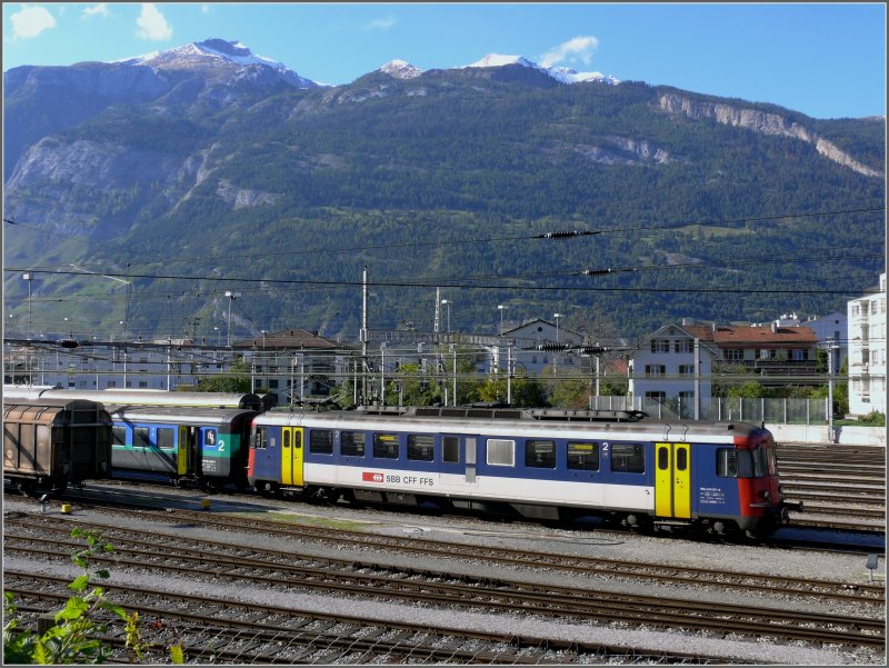 Wie blich fhrt RBe 540 071-8 auch heute wieder den IC 10790 von Chur nach Zrich HB im Anschluss an den Bernina Express. Im Hintergrund der Felsberger- und Haldensteiner Calanda. (30.09.2007)