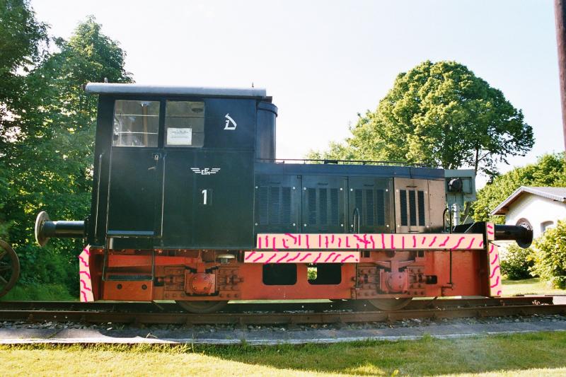 Wie versprochen. Wollte ich zeigen, das die Lok,
den Grtenteil ihres Gewichtes,
einigen Ballast-Gewichte verdankt....
habe diese Fleischfarben/rtlich markiert.