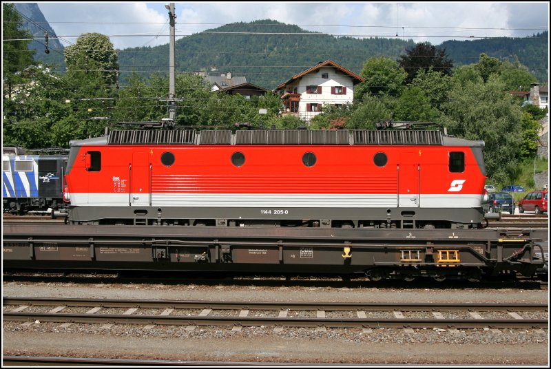 Wie vor 3 Jahren: 1144 205 und 139 133 warten auf neue Aufgaben. Im vordergrund sind Niederflurwagen der Rola abgestellt. (30.06.07)