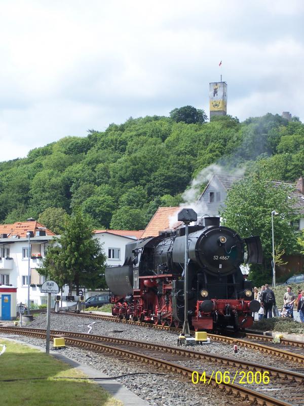 Wie weit geht in Deutschland der Fuballwahn des Jahres 2006 noch?Selbst den Turm der Burgruine ber Knigstein/Taunus (verun-)ziert ein Fuballplakat (Zur Erinnerung: Es gibt noch weitere Sportarten, wie Biathlon, Skispringen, Rudern, Handball, Leichtathletik...). Darunter sonnt sich 52 4667 der Historischen Eisenbahn. 