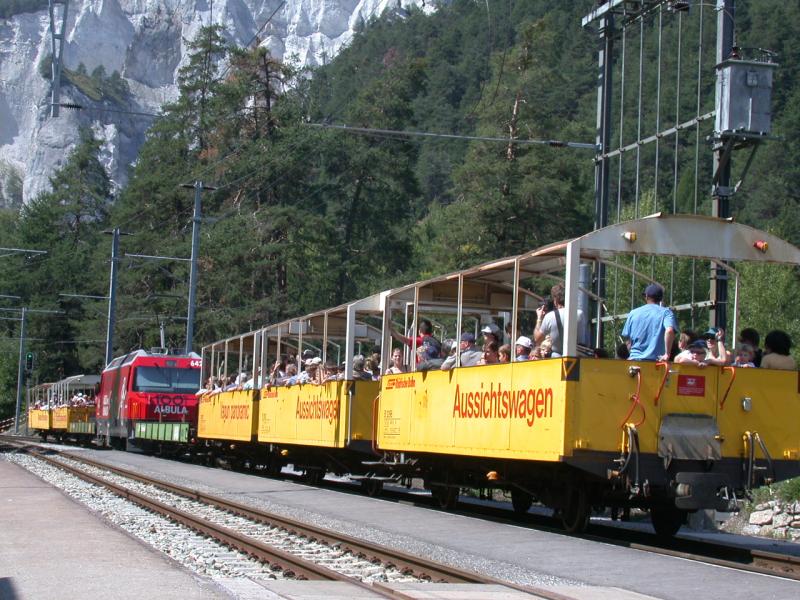 Wie zu sehen waren die Aussichtswagenfahrten durch die Rheinschlucht zwischen Valendas und Trin ein voller Erfolg.
Lok Ge 4/4 III 642 war in der Mitte des Zuges eingereiht und beidseitig befand sich ein Autotransportwagen vom Albula als Schutz vor Funkenflug vom Stromabnehmer.Halt in Versam-Safien. (24.08.2003)