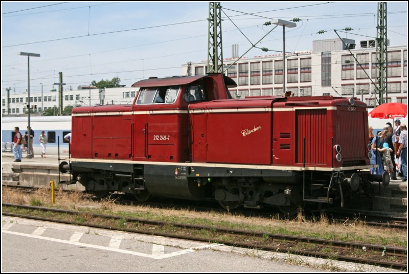 Wie zur Bundesbahnzeiten: 212 249 von Lokomotion. (01.07.07 in Mnchen Ost)