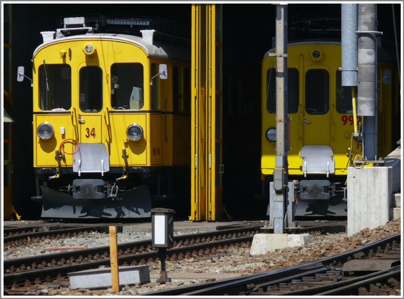 Wie zwei Jungbren, die das erste Mal aus ihrer Hhle blinzeln. ABe 4/4 I 34 und Xe 9922 in Poschiavo. (23.04.2009)