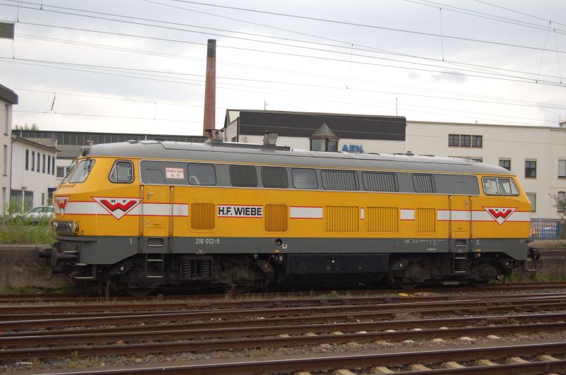 Wiebe 11  (216 012-5) abgestellt in Neuwieder Bahnhof am 30.04.06.