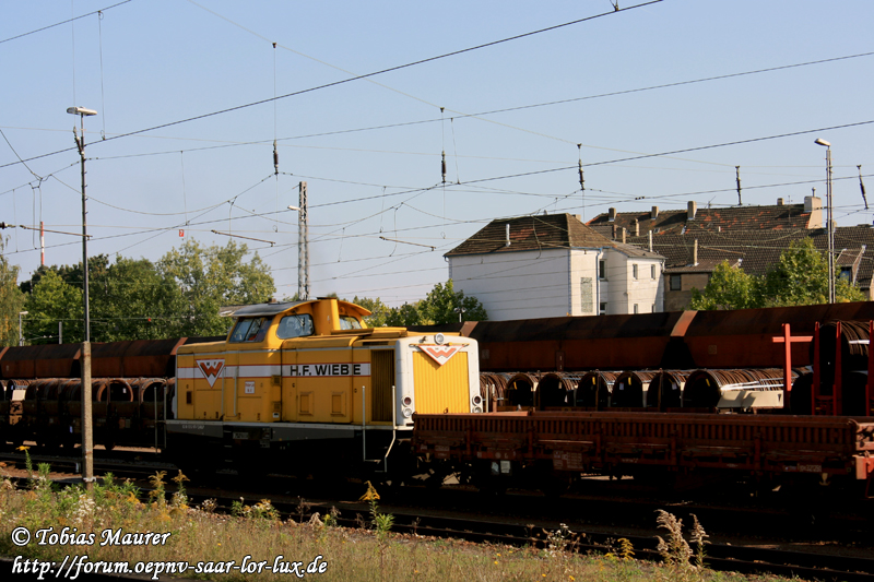 Wiebe Lok 4, ex DB 212 107-7, am Schluss eines Bauzuges in Neunkirchen Saar. Kurz nach der Aufnahme fuhr der Zug ab zur Baustelle in Landsweiler-Reden.