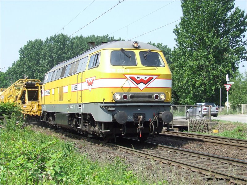 Wiebe Lok 6 216 032-3 (Krupp Bj.1965 V160) durchfhrt mit einem Bunkerzug den Gbf Gelsenkirchen Bismarck. 24.5.07