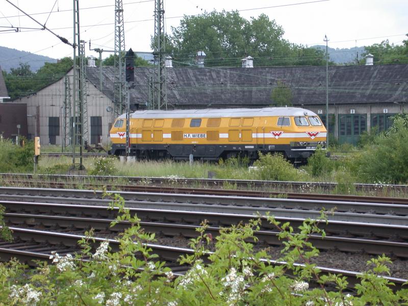 Wiebes 320001-1 vor dem Gttinger Lokschuppen. Aufnahme vom 13.06.2005