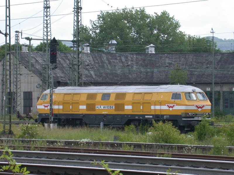 Wiebes 320001-1 vor dem Gttinger Lokschuppen. Aufnahme vom 13.06.2005