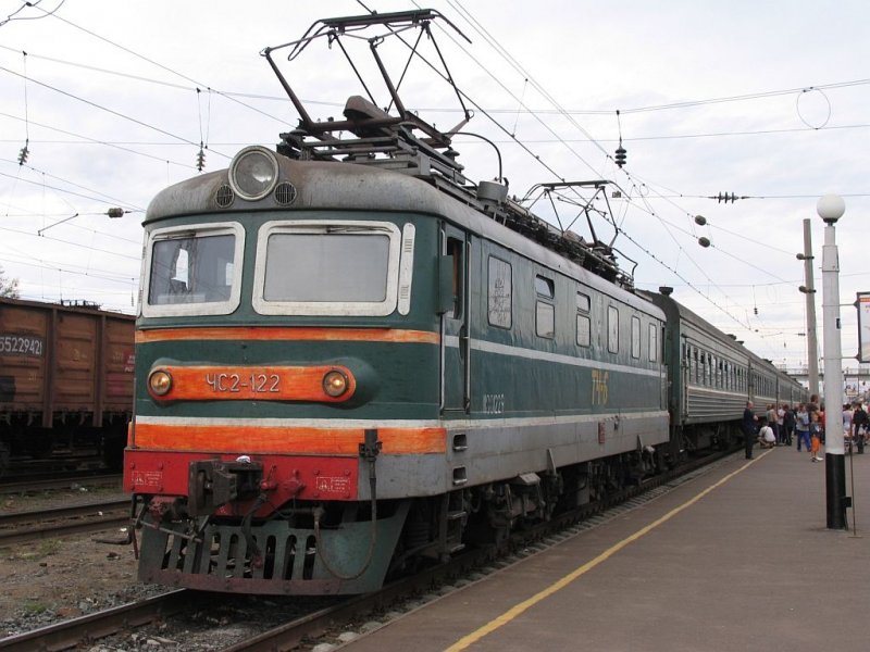Wieder Bilder von unsere Reise zwischen Moskou und Peking. Die ChS2 – 122 (ЧC2 – 122) ist mit D 110EI Moskva Kurskaja-Novij Urengoj auf Bahnhof Balezino (Бале́зино) am 9-9-2009 zu sehen.
