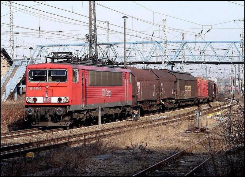 Wieder bringt eine 155 ( 271-0 ) einen Gterzug zum Fhrhafen Mukran.   (Stralsund am 24.03.06) 