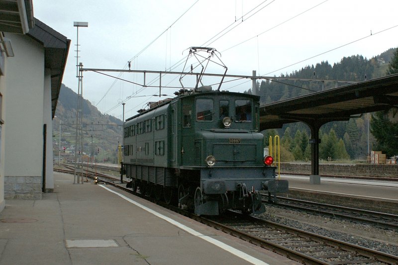 Wieder in der bunten Wirklichkeit zurck, weist ein Zwergsignal der Ae 4/7 den Weg weiter Richtung Sden und ich profitierte, vom selten Ereignis noch einen Nachschuss zu machen.
Airolo, den 18. Oktober 2008