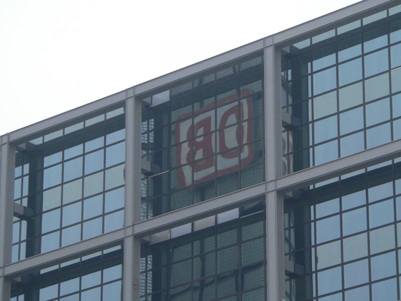 Wieder da! Die bei einem Sturm hinuntergefallene Strebe des Hauptbahnhofes ist inzwischen ersetzt. Alle Streben sind zustzlich verschweit, der Bahnhof gilt nun als sturmsicher. 11.2.2007