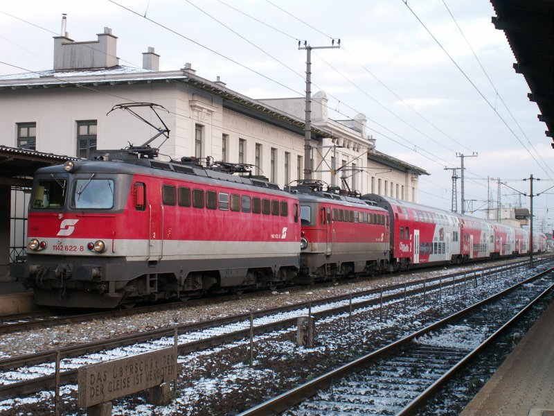 Wieder ein 1142 Tandem, welches einen REX nach Amstetten bespannt, hier in Wien Htteldorf, 24.1.2007