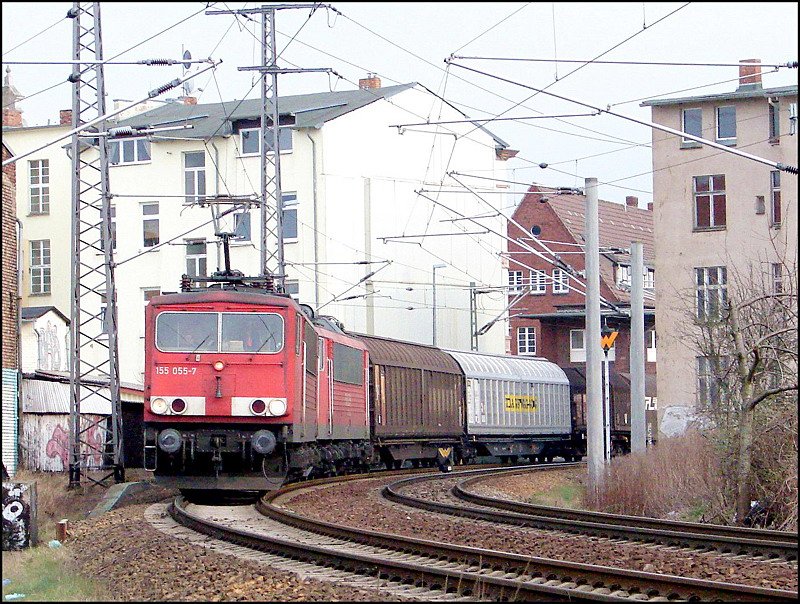 Wieder ein Container-Doppel vor einem Gterzug. Hier 155 055-7 & 155 115-9 auf dem Weg zum Seehafen Rostock. (Stralsund kurz hinter dem Hbf am 23.03.07 )