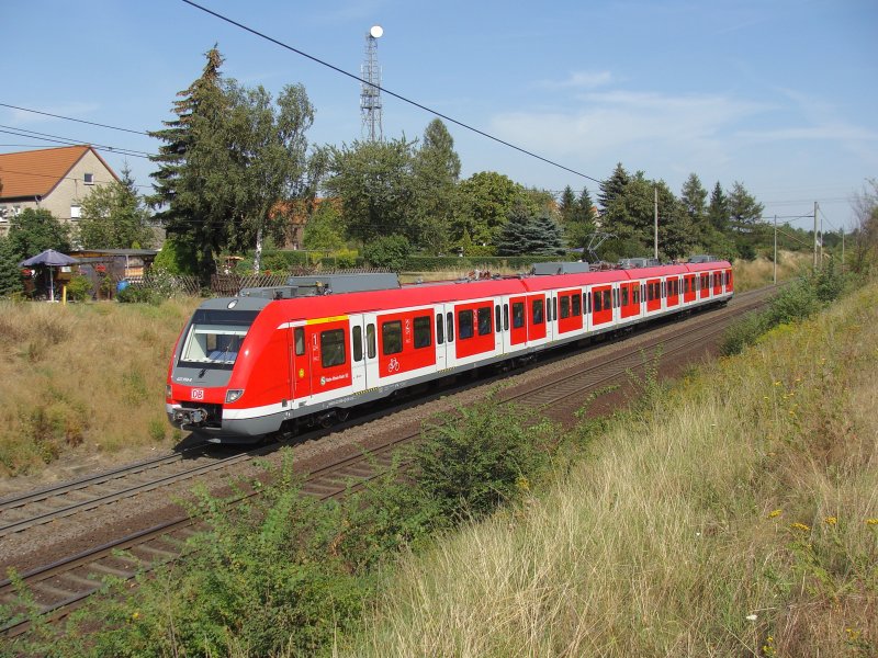 Wieder ein Exot heute in Magdeburg Diesdorf. Ein Elektrotriebwagen der Baureihe 422 (422 058-8) der S-Bahn Rhein-Ruhr kommt aus Richtung Magdeburg Hbf, wahrscheinlich auf berfhrungs- oder Testfahrt. Fotografiert am 19.08.2009.